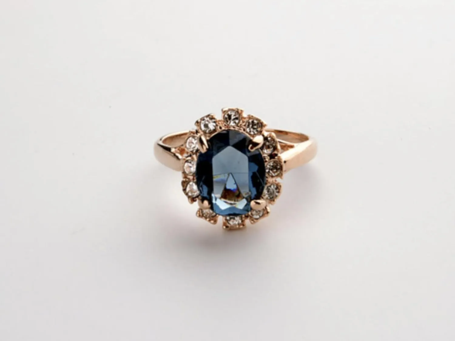 Blue Swarovski furnishing siliceous Element Crystal and Clear Round Shaped Cubic Zirconia Fashion Jewelry for Women Rose Gold Plated Oval Shaped Gem Style Ring with Sapphire 